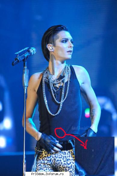 Bill- new pierce` and new look - Cred ca s`a si bronzat putin de aceea mi se pare - Bill Kaulitz