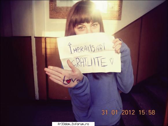 Hey! Crissa` la butoanee!:* - Ohh, nu . Acei ochelari nu erau ai mei , erau a - Sa facem cunostinta!
