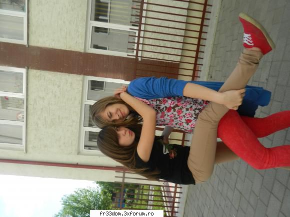 Hey! Crissa` la butoanee!:* - Face parte din tricou=]]]]] - Sa facem cunostinta!