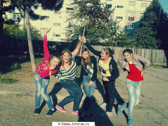 Hey! Crissa` la butoanee!:* - Da păi nu? Să știe lumea că-s - Sa facem cunostinta!