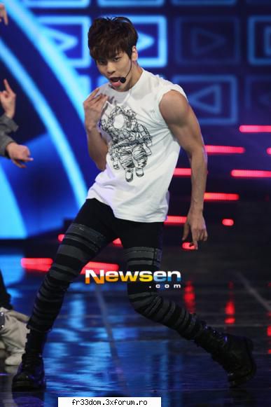 SHINee - Iar JongHyun are nici picioare - Music