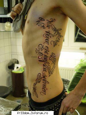 Tatuajele lui Bill - Unul pe partea stanga a corpului , cu mesajul - Bill Kaulitz