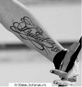 Tatuajele lui Bill - Unul plasat pe mana stanga cu mesajul - Bill Kaulitz