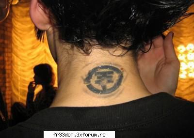 Tatuajele lui Bill - Unul pe ceafăCu simbolul/stema/logo-ul - Bill Kaulitz